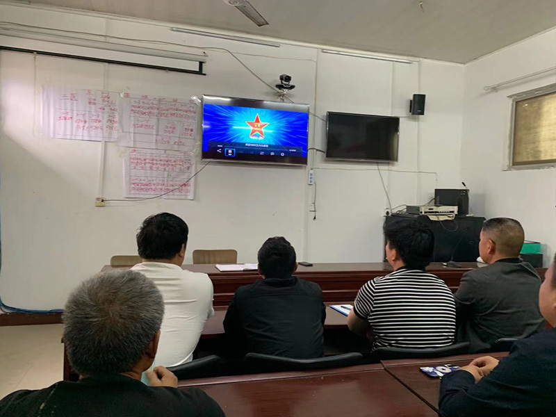 Party members, leading cadres and secretaries of grass-roots party organizations in farms in the Huangfanqu area gave special party lessons before and after July 1